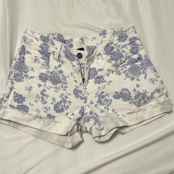Printed white and blue shorts - Picture 1 of 2